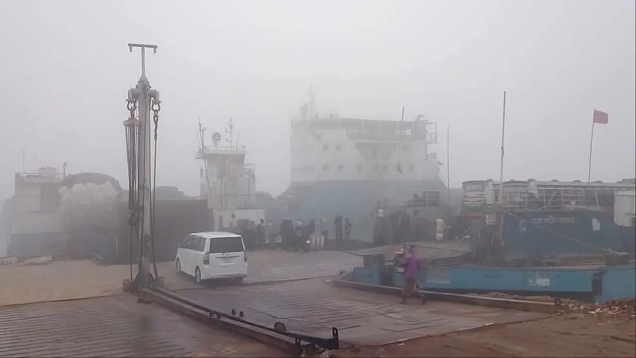 ঘন কুয়াশায় দৌলতদিয়া-পাটুরিয়া নৌরুটে ফেরি চলাচল বন্ধ