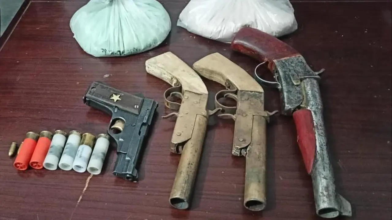রাজশাহীতে যৌথ বাহিনীর অভিযানে বিস্ফোরকসহ আগ্নেয়াস্ত্র উদ্ধার