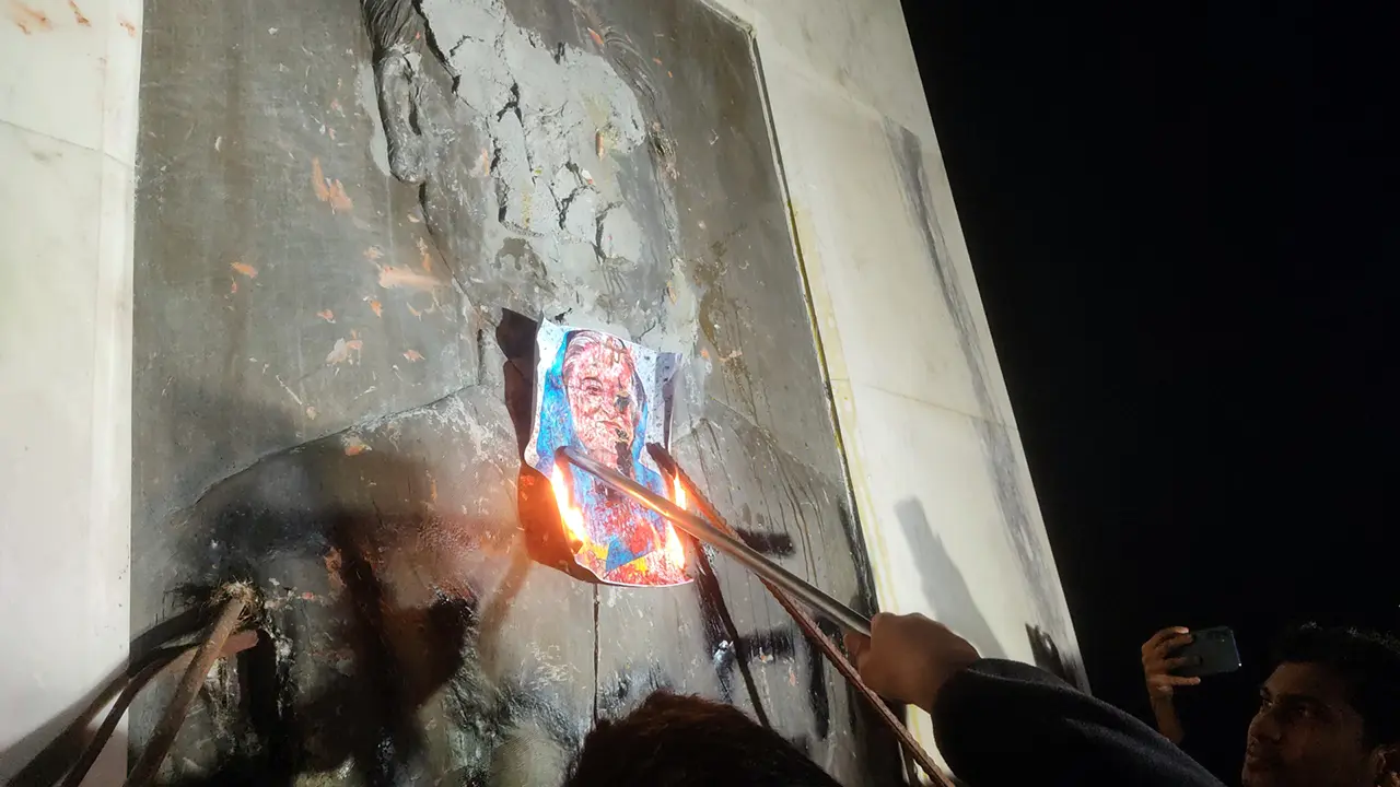 বঙ্গবন্ধুর ম্যুরালে হাসিনার ব্যঙ্গচিত্র দাহ করলেন শিক্ষার্থীরা