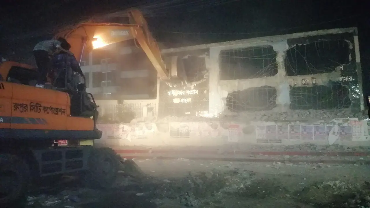 রংপুরে এক রাতেই গুঁড়িয়ে দেওয়া হলো শেখ মুজিবের ৩ ম্যুরাল