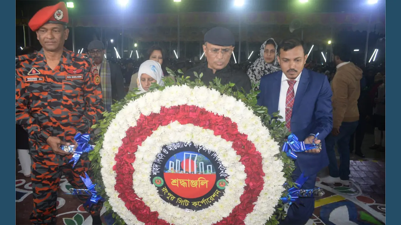 একুশের প্রথম প্রহরে শ্রদ্ধা জানাতে শহীদ মিনারে ঢল