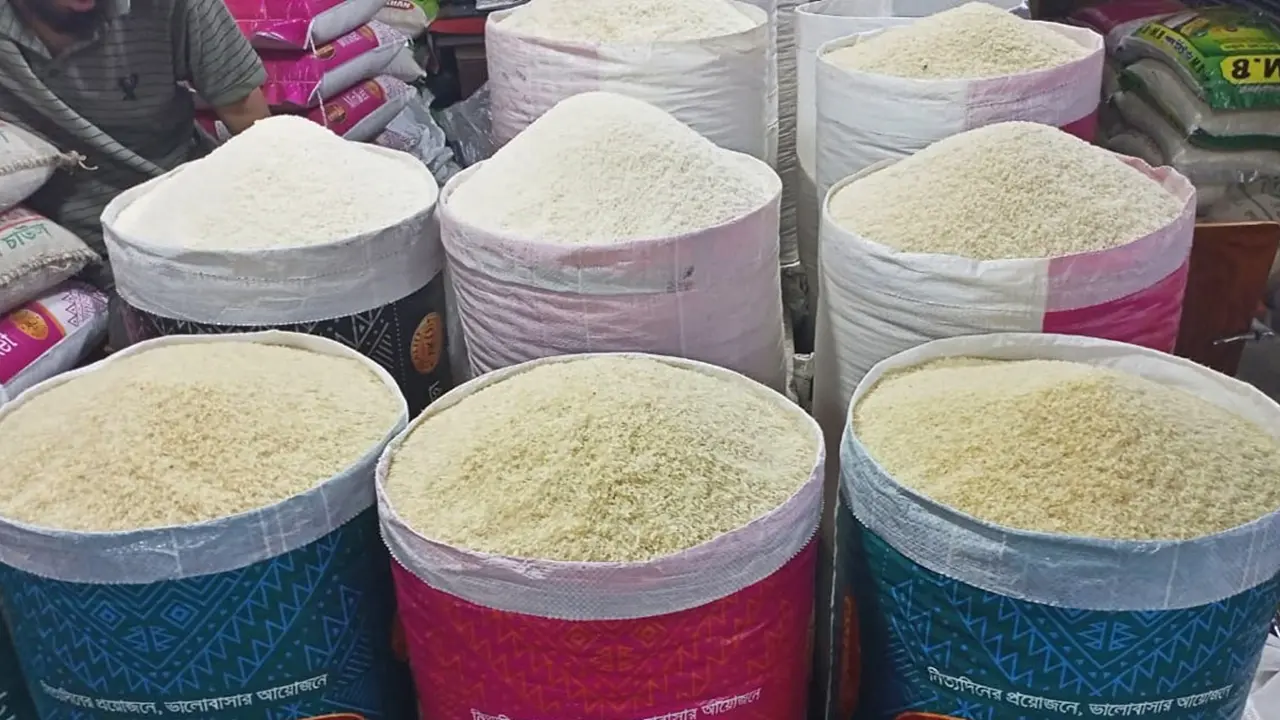 ভারত থেকে এলো সাড়ে ১০ হাজার টন সেদ্ধ চাল