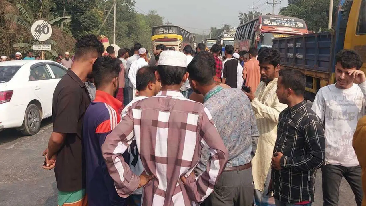 মায়ের হাত ধরে রাস্তা পার হচ্ছিল জান্নাত, বাসের ধাক্কায় গেল প্রাণ