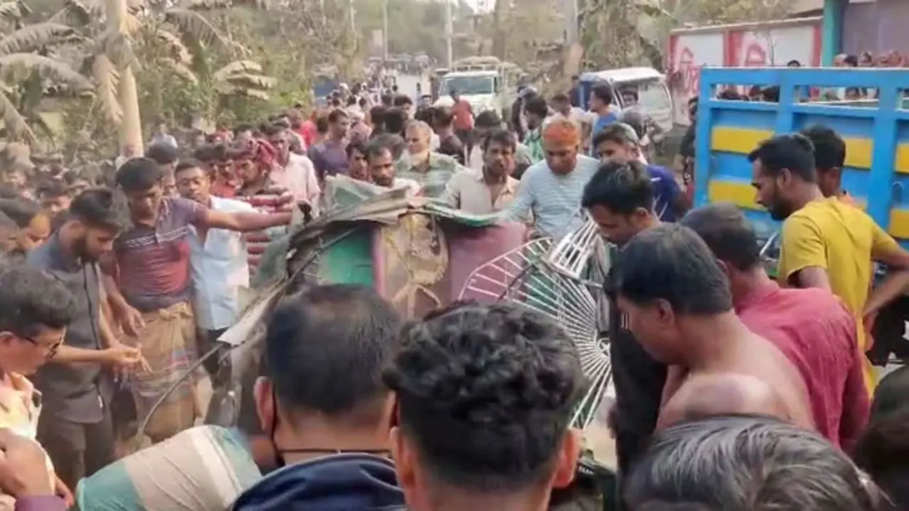 শাশুড়িকে ডাক্তার দেখাতে যাওয়ার পথে বাসের ধাক্কায় পুত্রবধূ নিহত