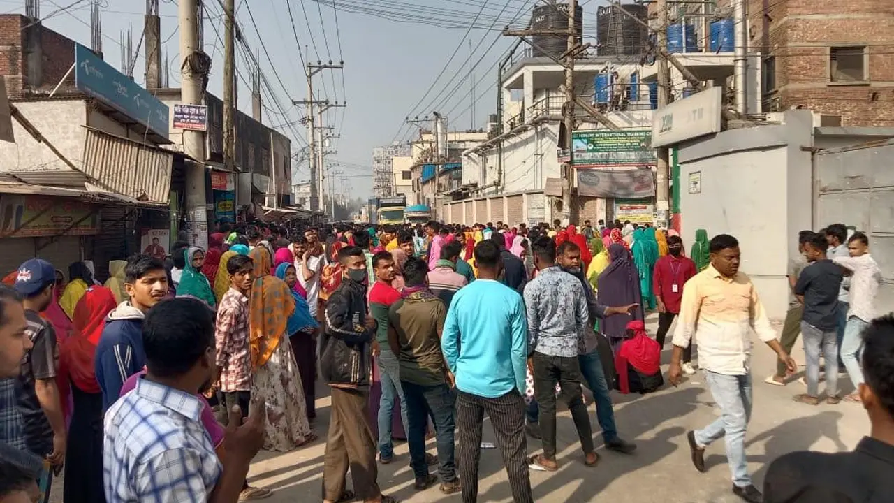 বকেয়া বেতনের দাবিতে আশুলিয়ায় পোশাক শ্রমিকদের বিক্ষোভ