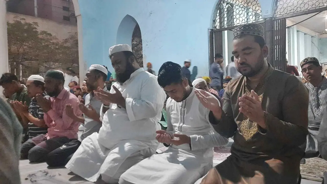 বায়তুল মোকাররমে ভিড়, ক্ষমা প্রার্থনা মুসল্লিদের