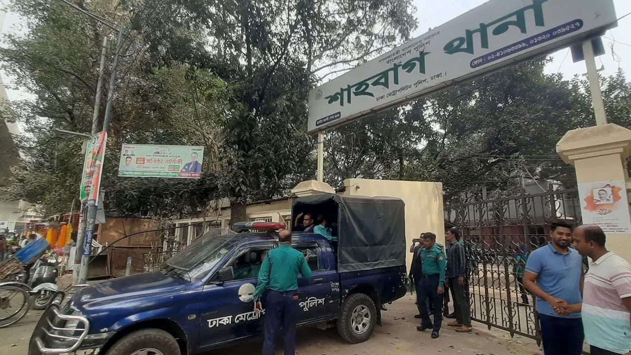 পুলিশের গাড়িতে সচিবালয়ে গেলেন নিবন্ধিত শিক্ষকদের প্রতিনিধিদল