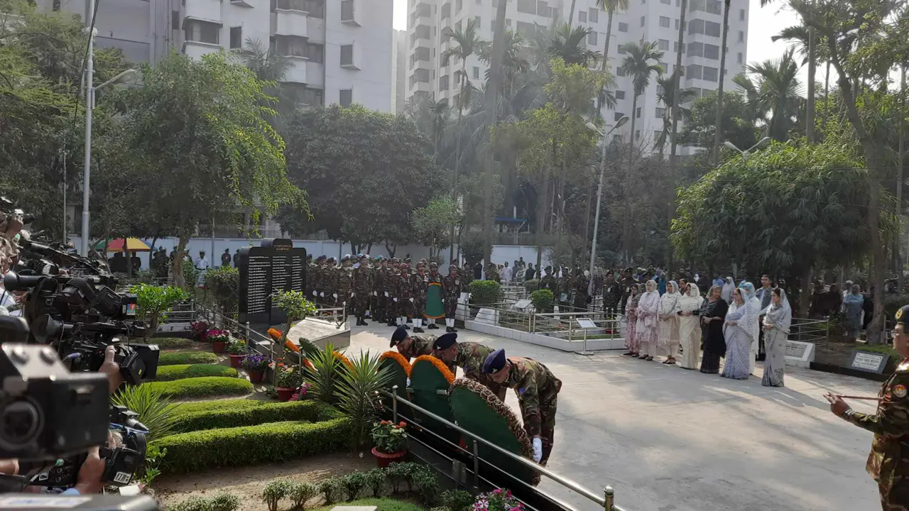 সামরিক কবরস্থানে স্বরাষ্ট্র উপদেষ্টা, তিন বাহিনী প্রধানের শ্রদ্ধা