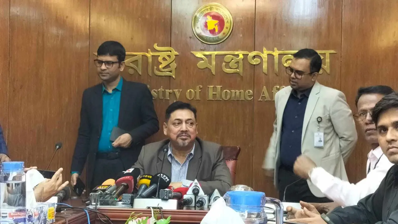 আমরা চাই পুলিশ কোমর সোজা করে দাঁড়াক : স্বরাষ্ট্র সচিব