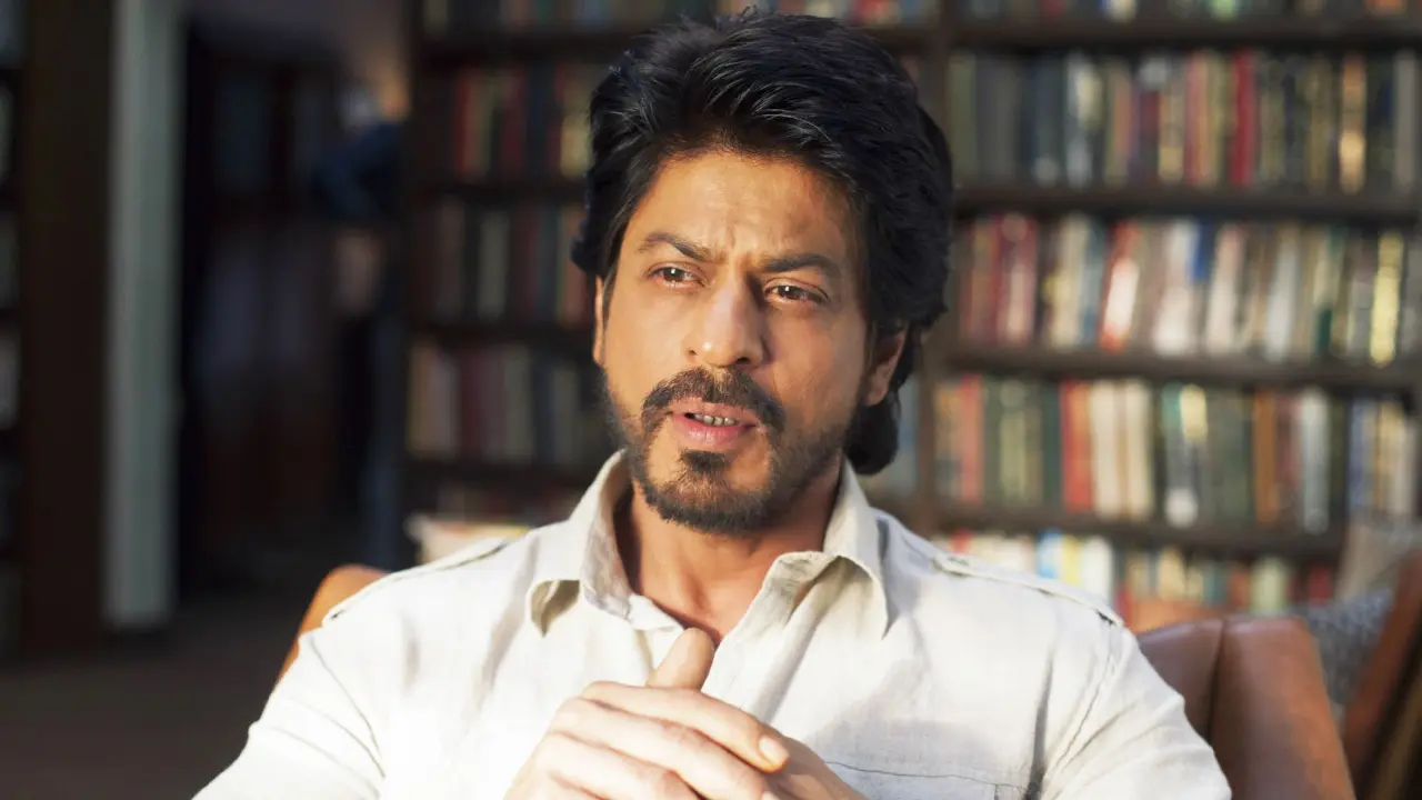 ট্রেনে নারীকে সিট ছেড়ে দিয়েও চড় খেয়েছিলেন শাহরুখ!