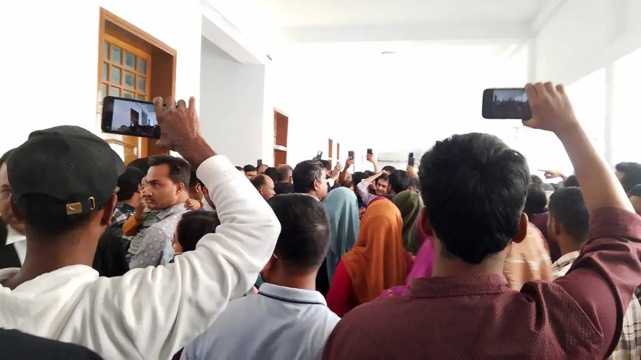 নিয়োগ বাতিলের রায়ের প্রতিবাদে শিক্ষকদের বিক্ষোভ-কান্না