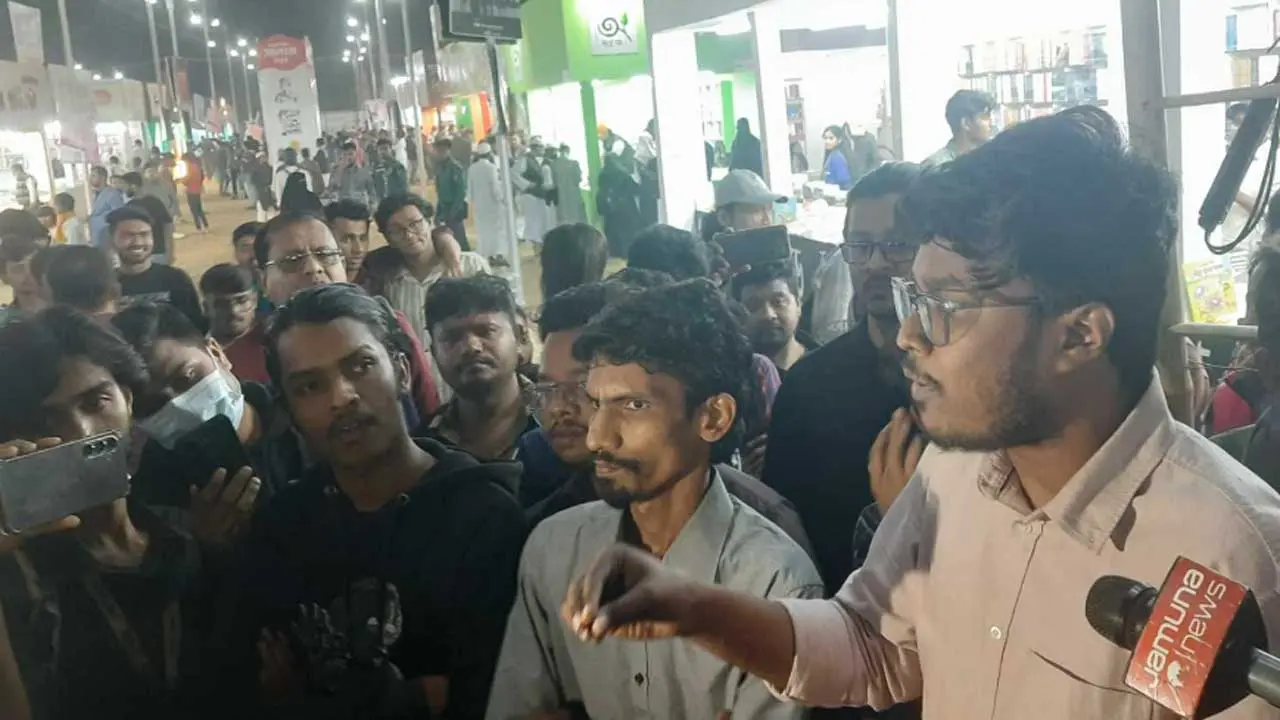 লেখককে বিতাড়িত করার প্রতিবাদে বাম সংগঠনের বিক্ষোভ