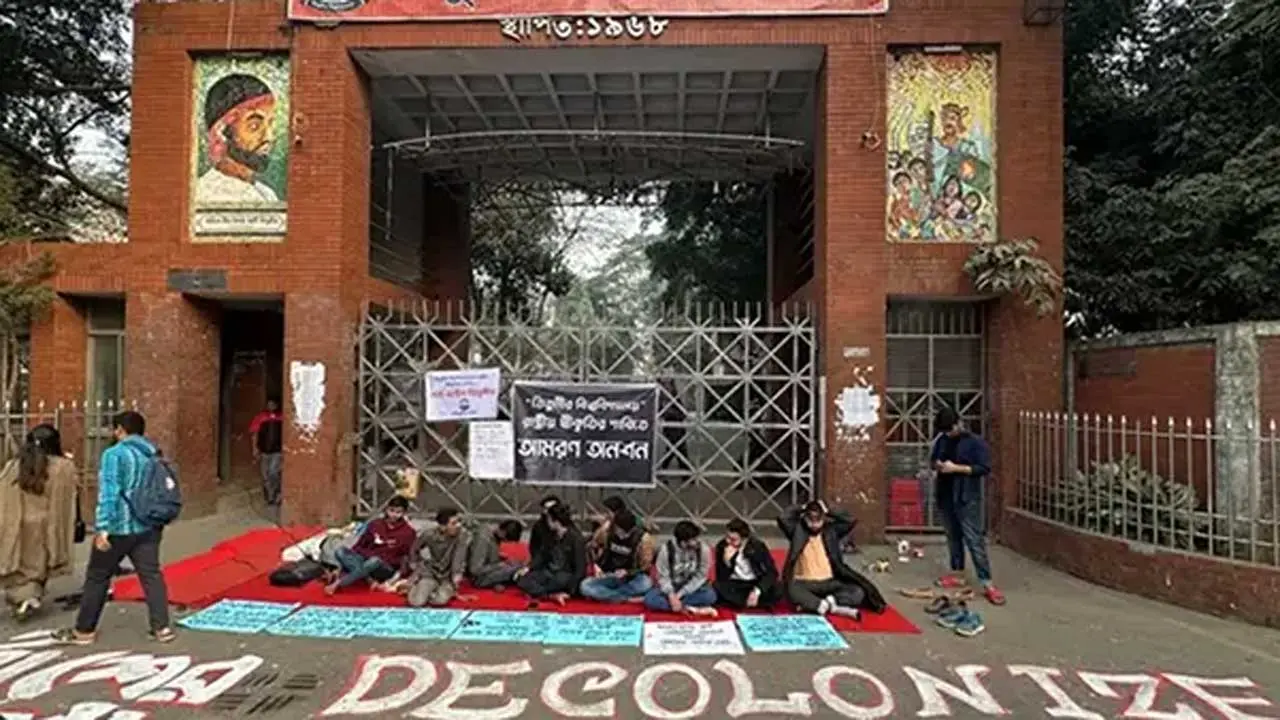 শিক্ষা উপদেষ্টার বক্তব্য প্রত্যাখ্যান, ‘এখনই’ অবরোধের ঘোষণা