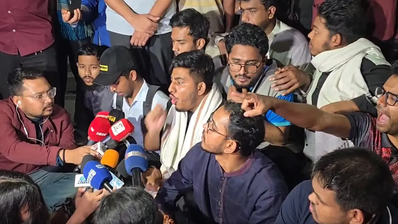মধ্যরাতে মিন্টো রোডের মাথায় বসে পড়েছেন শিক্ষার্থীরা