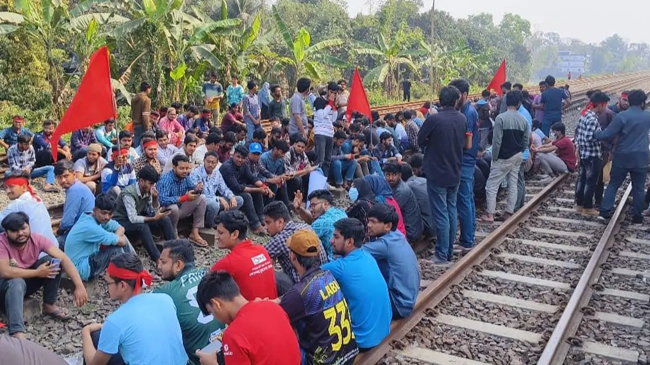 বিশ্ববিদ্যালয়ের নাম পছন্দ না হওয়ায় শিক্ষার্থীদের রেললাইন অবরোধ