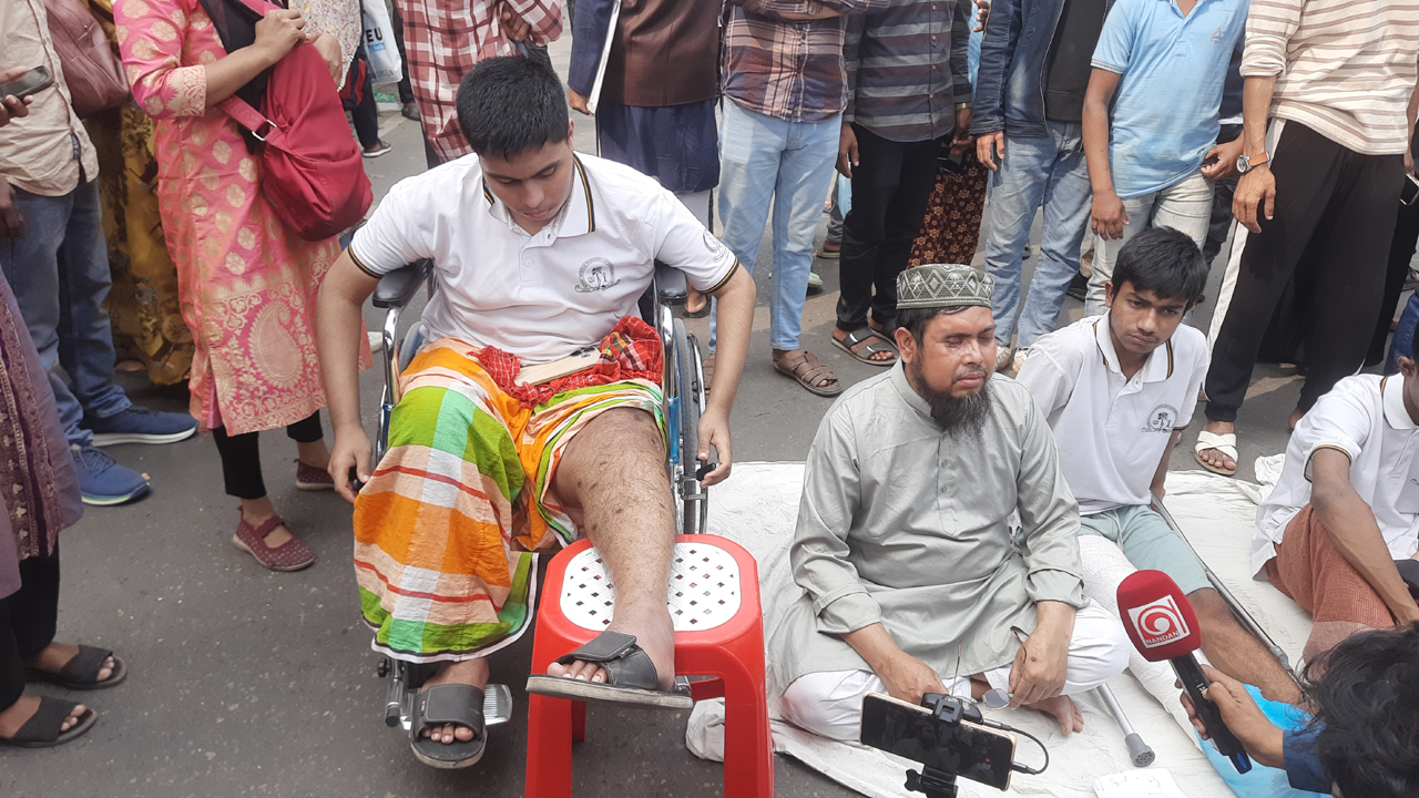 গণঅভ্যুত্থানে আহতদের অবস্থানে স্থবির মিরপুর সড়ক, দুর্ভোগ চরমে