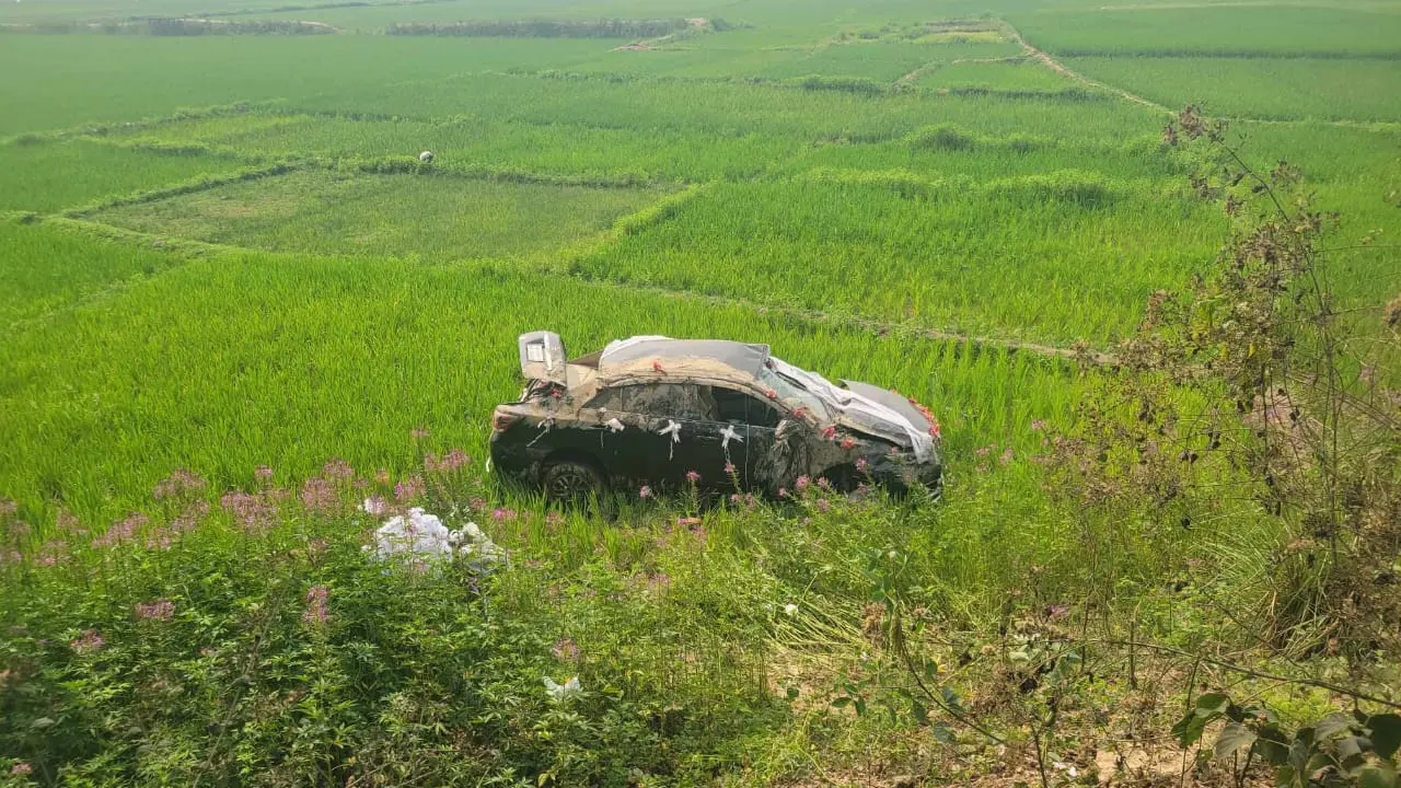 ট্রেনের ধাক্কায় বিয়ের গাড়ি ধানখেতে