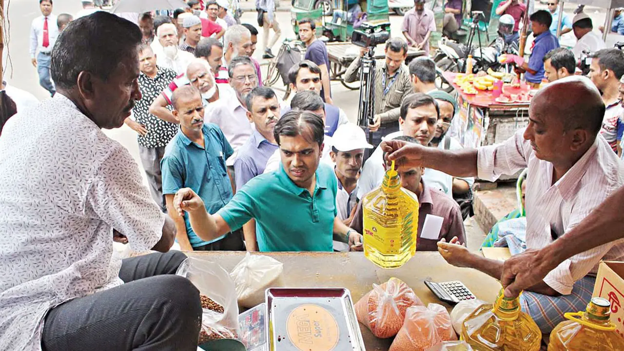১০০ টাকায় সয়াবিন তেলসহ ছোলা-খেজুর বি‌ক্রি করবে টিসিবি