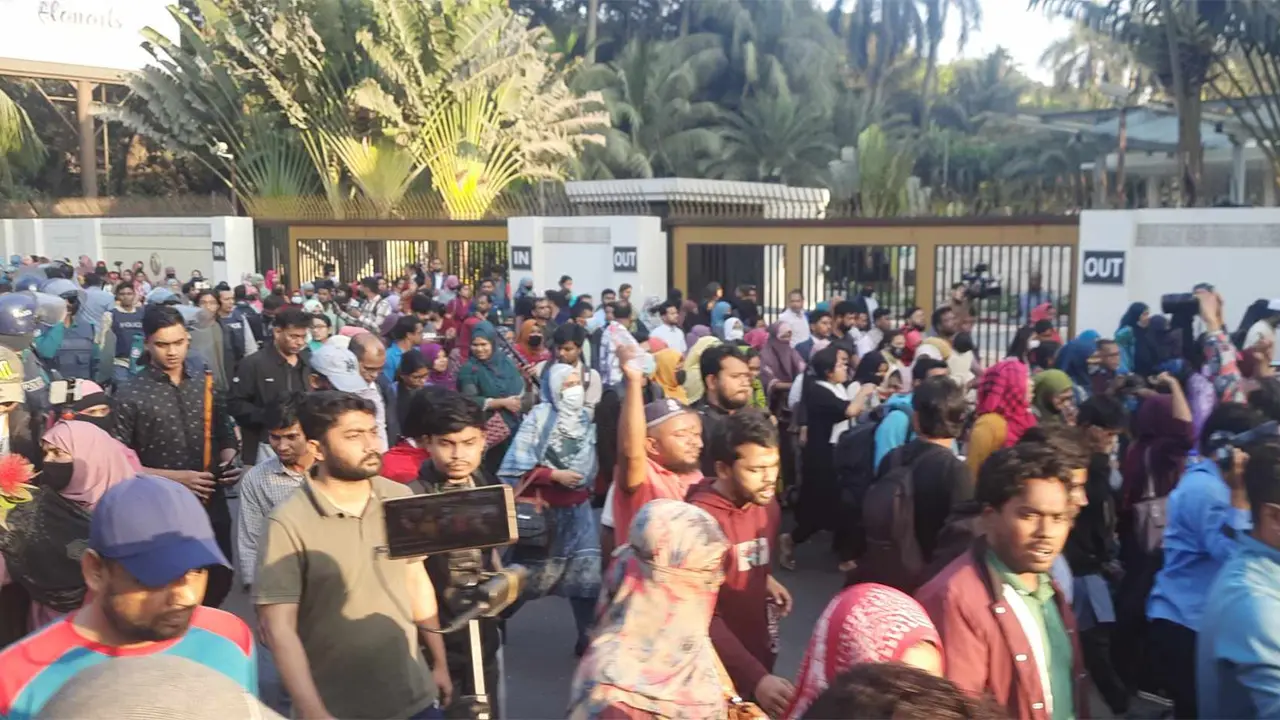 যমুনায় যেতে চাইলেন শিক্ষকরা, ফিরিয়ে দিল পুলিশ