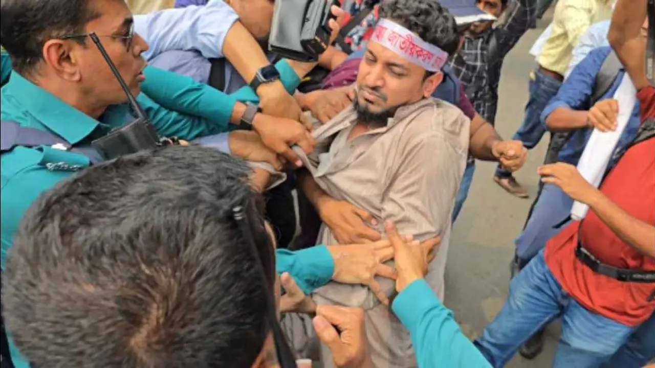 সচিবালয় অভিমুখে শিক্ষকদের পদযাত্রায় পুলিশের বাধা