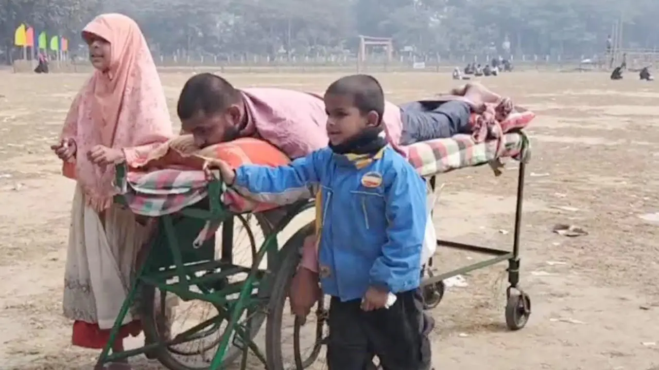 অসুস্থ বাবাকে নিয়ে পথে পথে ঘুরছে দুই শিশু