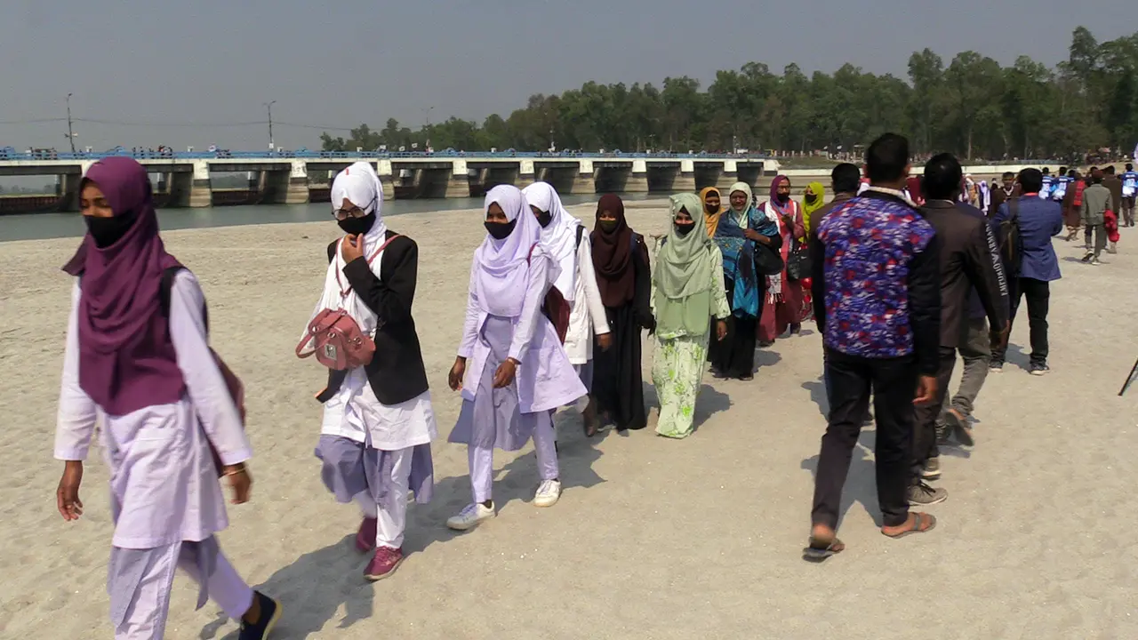 পানির ন্যায্য হিস্যার দাবিতে তিস্তা পাড়ে শিক্ষার্থীরা