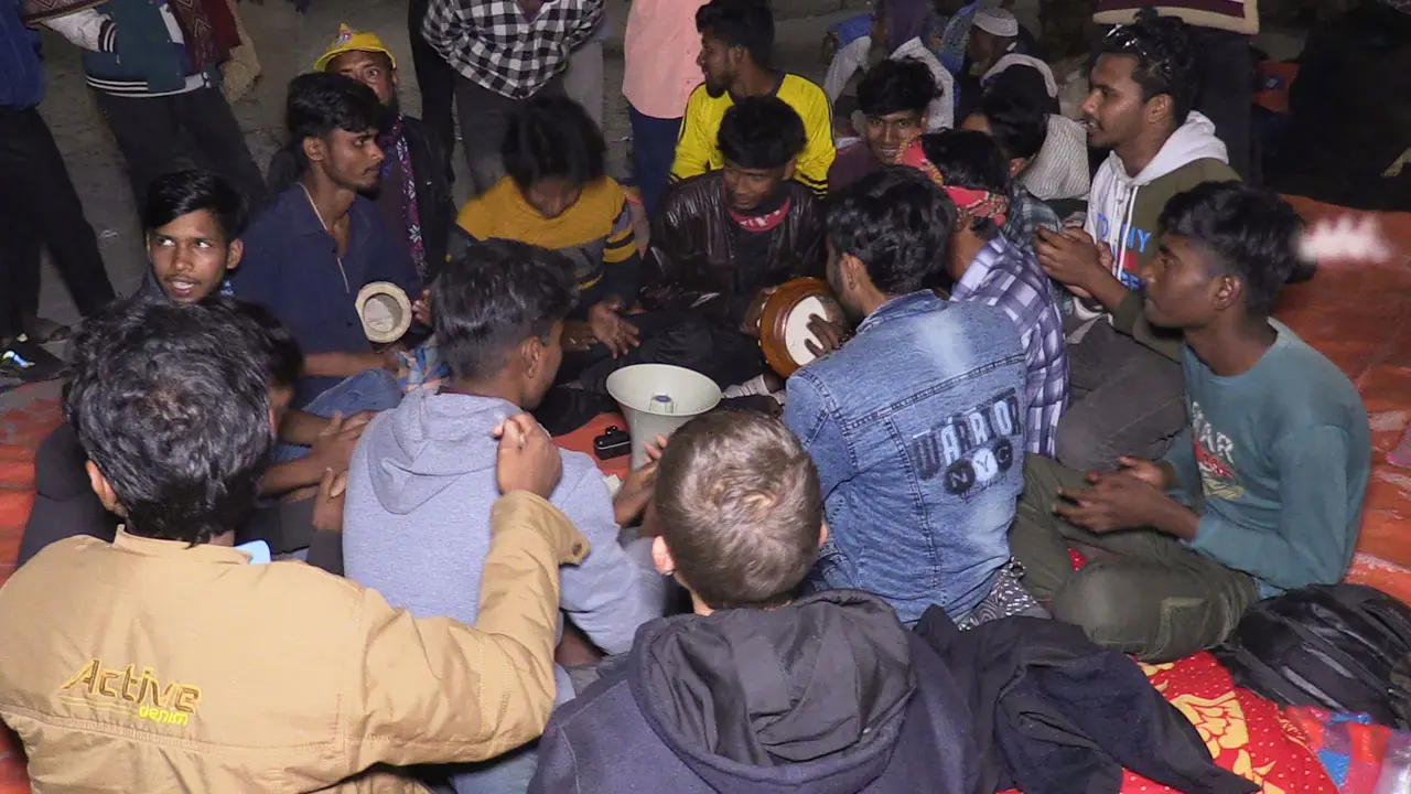 গানের তালে তালে উৎসাহ দিচ্ছেন তিস্তা আন্দোলনকারীদের