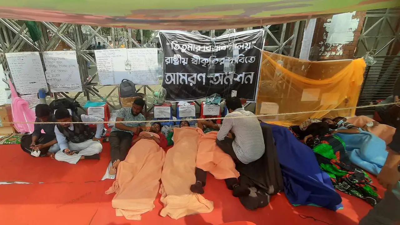 ষষ্ঠ দিনে গড়িয়েছে তিতুমীর শিক্ষার্থীদের অনশন, জড়ো হচ্ছেন ছাত্ররা