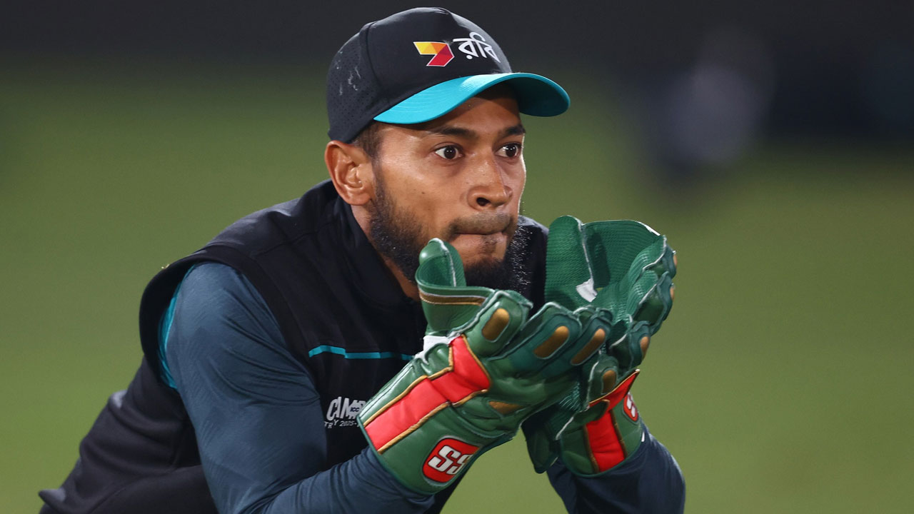 ১০ বছরের মধ্যে সবচেয়ে বাজে অবস্থানে মুশফিক, ৭৭ করেও অবনতি শান্তর