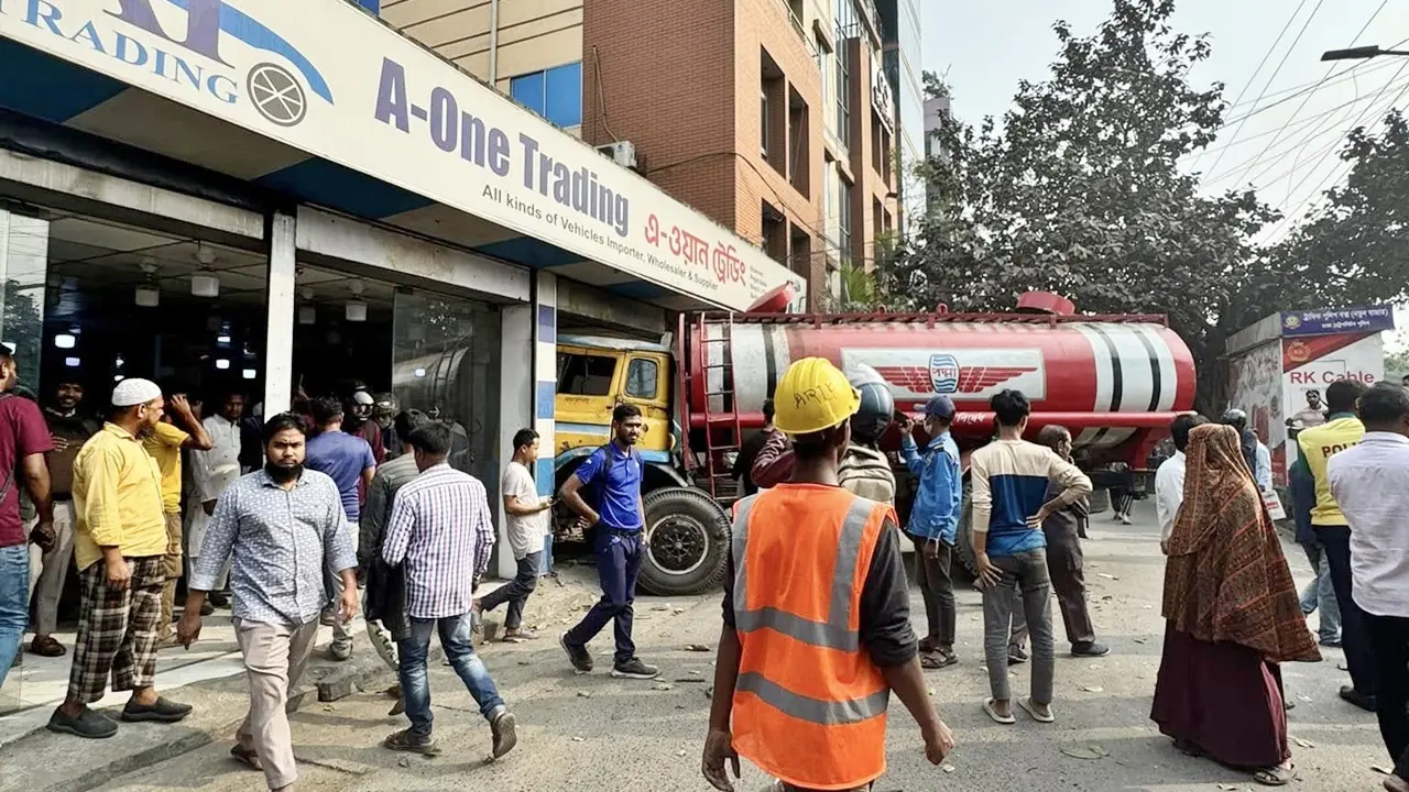 বারিধারায় গাড়ির শো-রুমে ঢুকে গেল তেলের লরি
