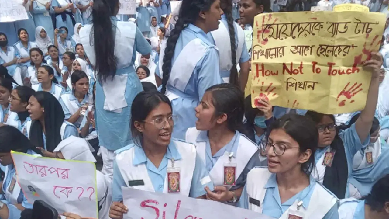 ধর্ষণের বিচার দাবিতে ভিকারুননিসার ছাত্রীদের বিক্ষোভ