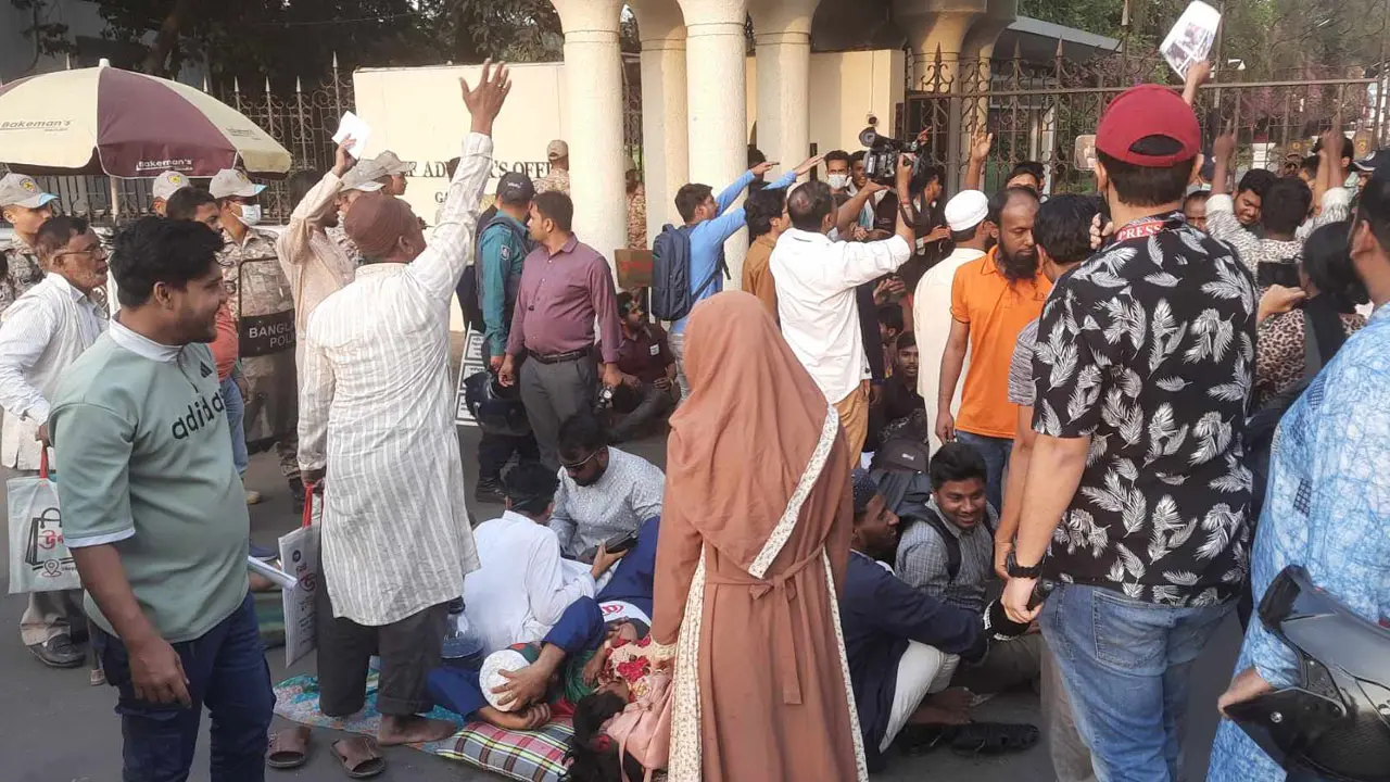 প্রধান উপদেষ্টার কার্যালয়ের গেট অবরোধ, বন্ধ যানচলাচল