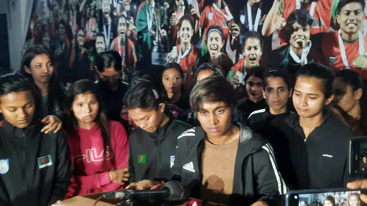 কোচ-নারী ফুটবলারদের ইস্যুতে দ্বিধাবিভক্ত ক্রীড়াঙ্গন