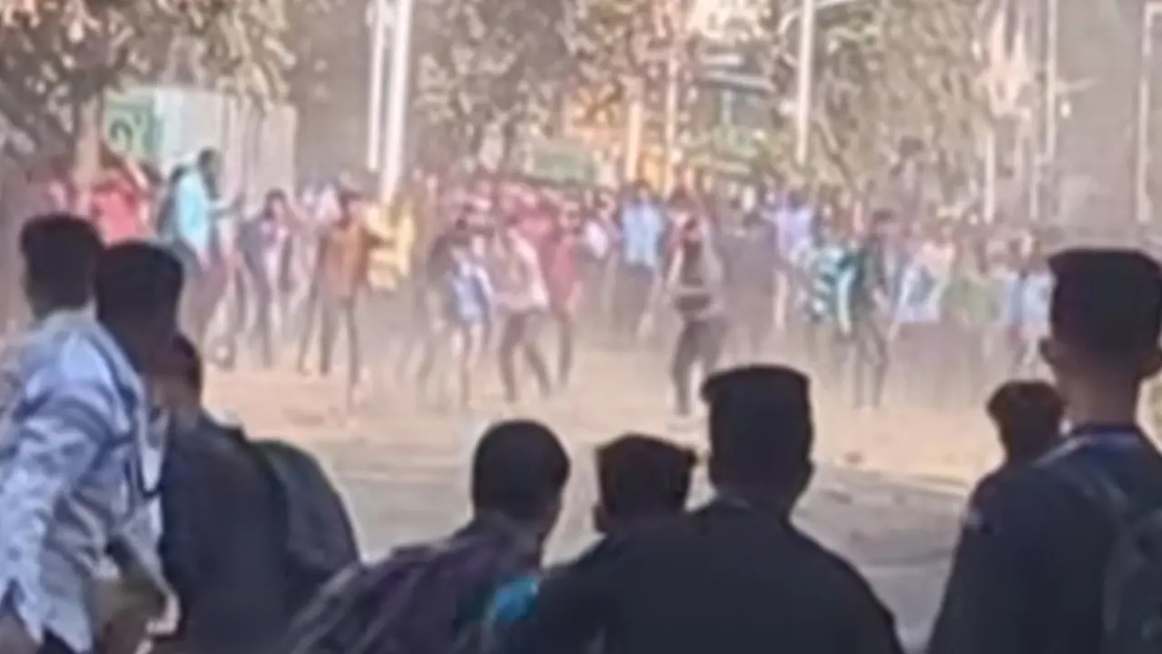 সিইপিজেডে কারখানা বন্ধকে কেন্দ্র করে শ্রমিকদের মধ্যে সংঘর্ষ