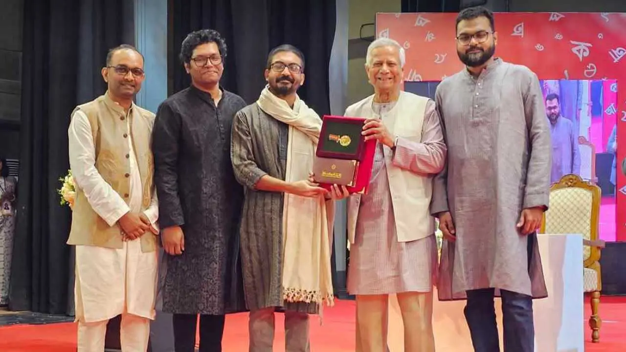 একুশে পদক তুলে দিলেন প্রধান উপদেষ্টা