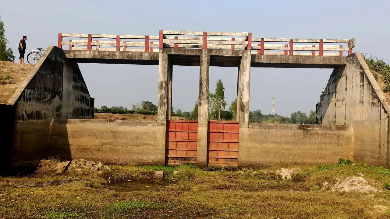 ২ কোটি টাকার স্লুইস গেটটি এখন কৃষকের গলার কাঁটা