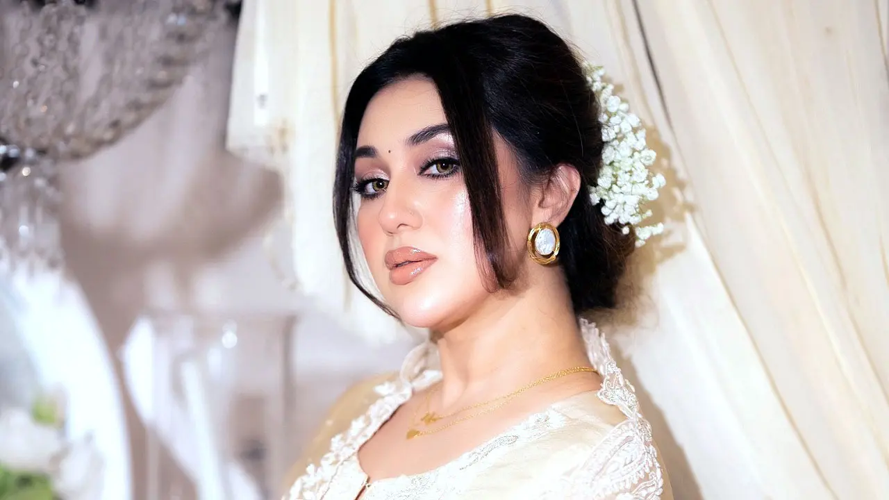 বাধার মুখে রেস্টুরেন্ট উদ্বোধন করতে পারলেন না অপু বিশ্বাস