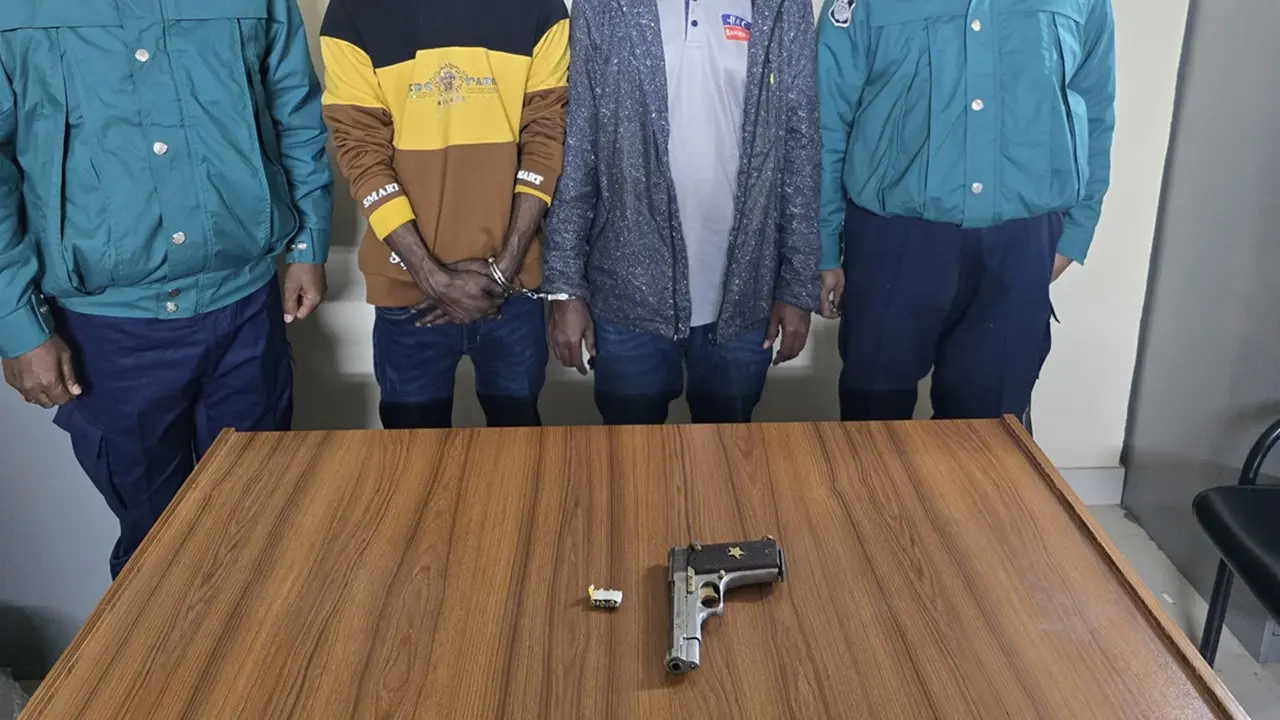 রাজধানীতে ৯ এমএম পিস্তল ও .২২ বোরের গুলিসহ যুবক গ্রেপ্তার