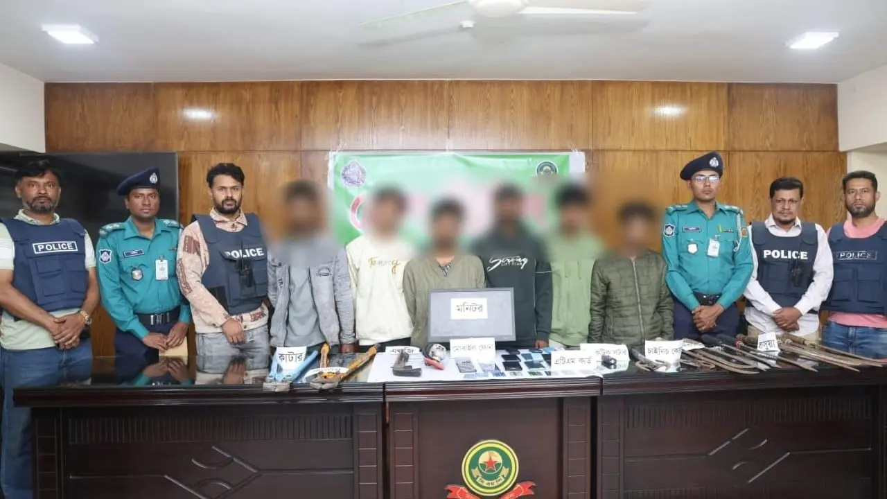 চট্টগ্রামে বিশেষ অভিযানে গ্রেপ্তার ৬