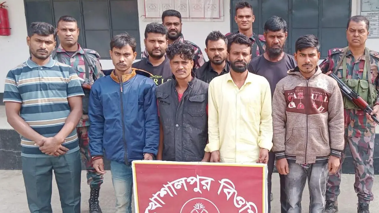 মহেশপুর সীমান্তে বিজিবির হাতে ২৪ জন আটক
