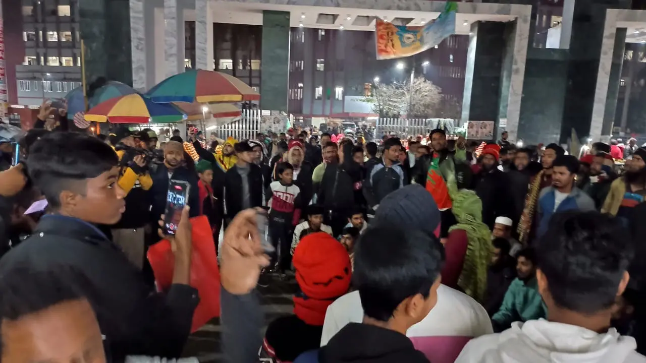 ফার্মেসি বন্ধ করে ধর্মঘট, প্রতিবাদে সড়ক অবরোধ রোগীর স্বজনদের