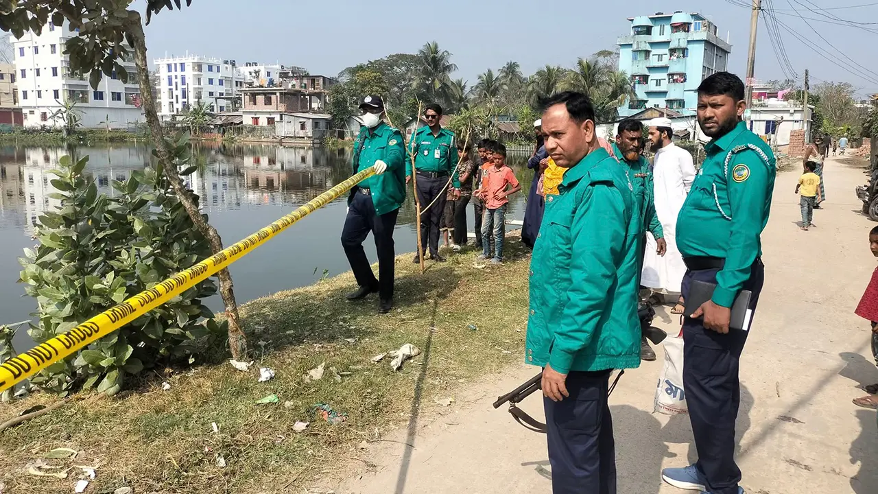 দিঘির পাড়ে মিলল হাত-পায়ের বিচ্ছিন্ন অংশ