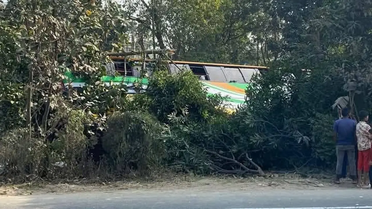 চট্টগ্রাম-কক্সবাজার মহাসড়কে বাসচাপায় প্রাণ গেল পথচারীর