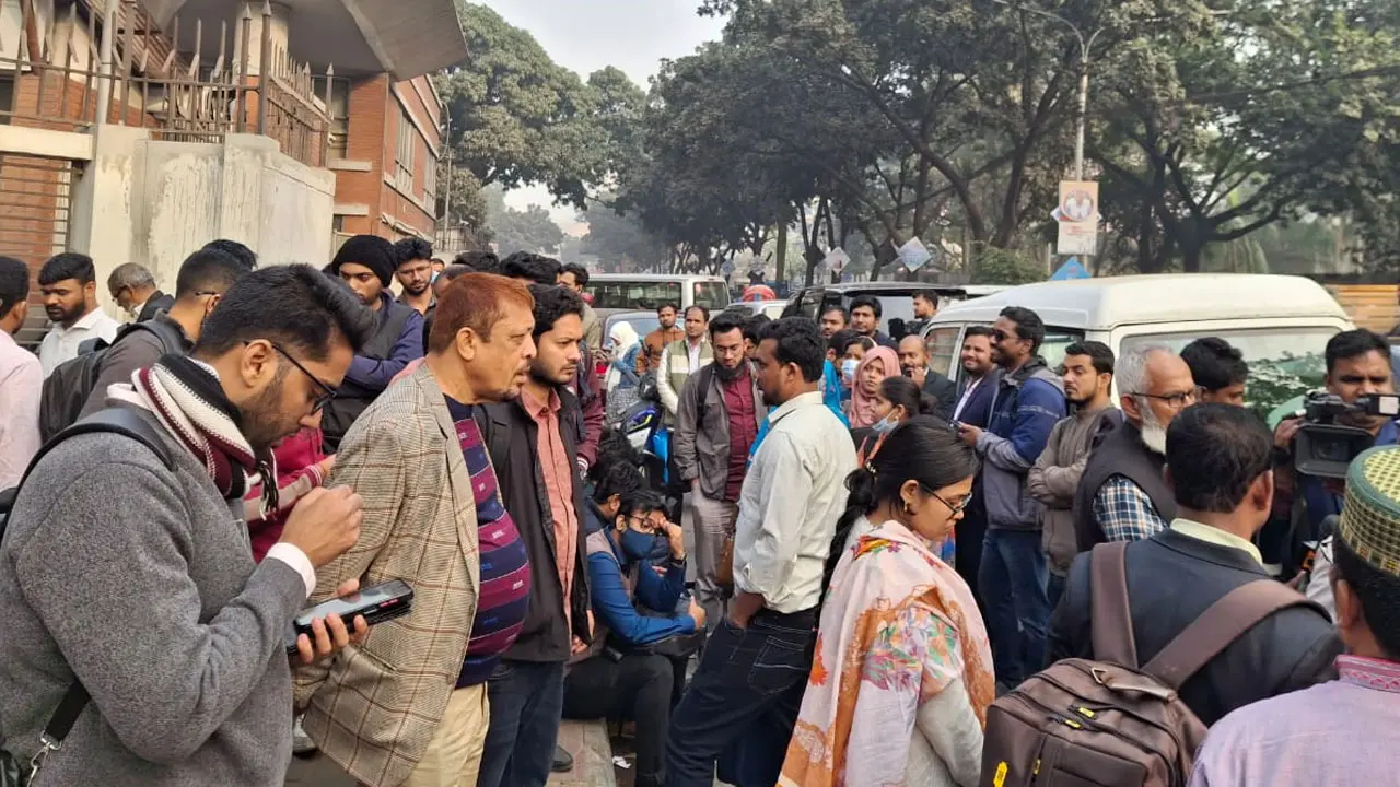 অন্তর্ভুক্তির দাবিতে সচিবালয়ের সামনে ৪৩তম বিসিএসে বাদ পড়ারা