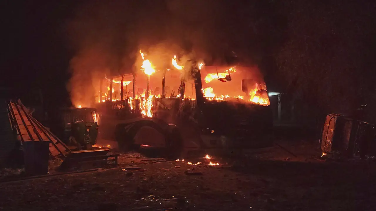 ভোলায় বাস ও সিএনজি চালকদের মধ্যে সংঘর্ষে আহত ৫০