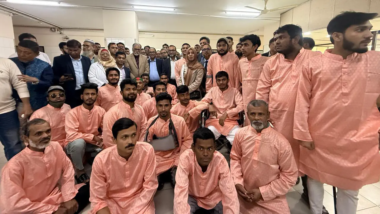 গণঅভ্যুত্থানে আহত রোগীদের নিয়ে বিএসএমএমইউতে ব্যতিক্রমী ভোজ