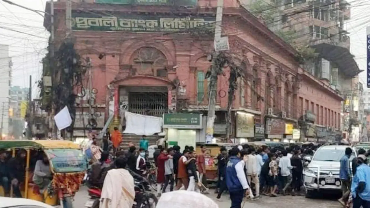 কুমিল্লায় অস্ত্র হাতে কিশোর গ্যাংয়ের মহড়া, ককটেল বিস্ফোরণ