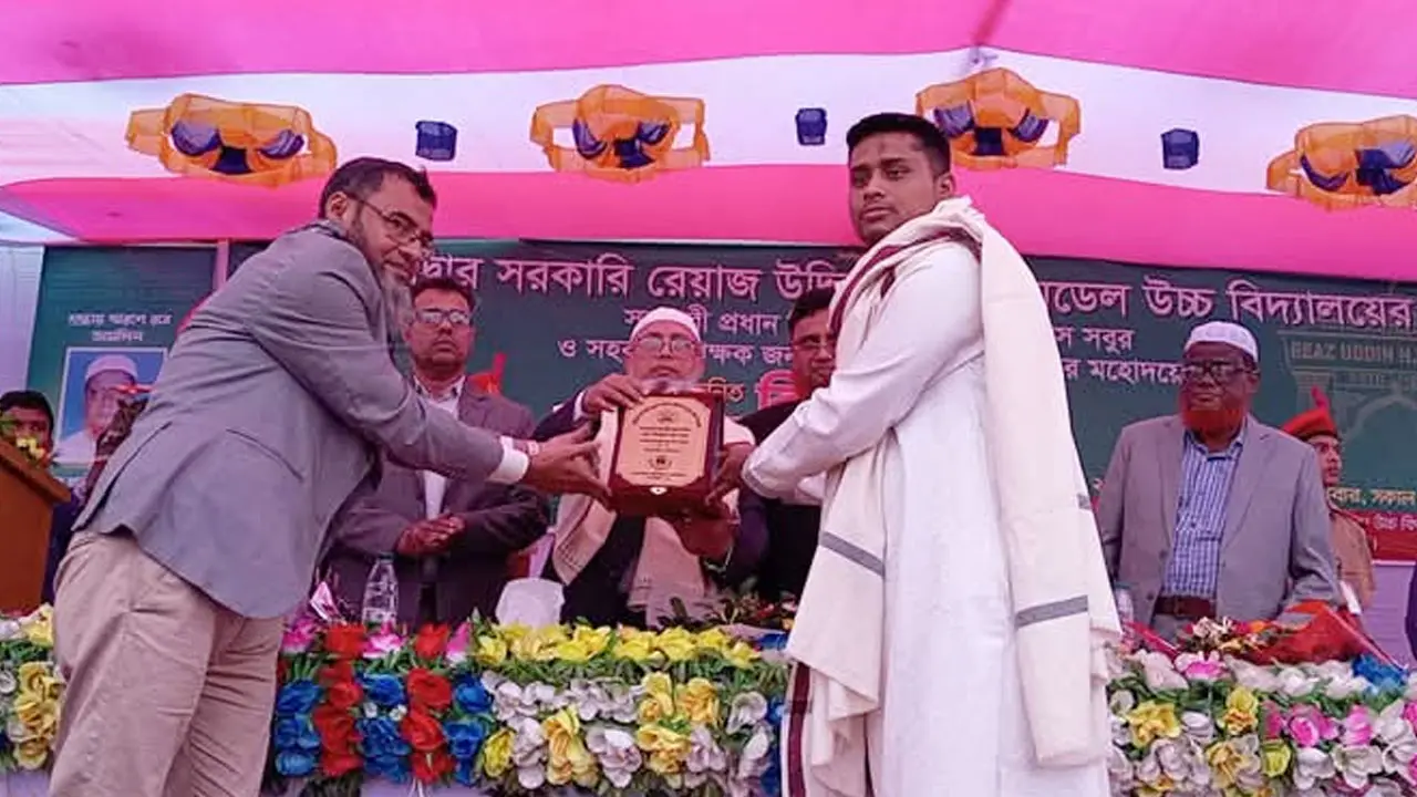 শিক্ষকতাকে প্রথম শ্রেণির পেশা হিসেবে স্বীকৃতি দিতে হবে : হাসনাত