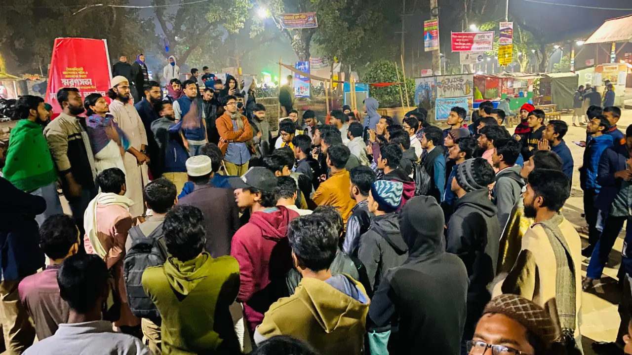 আওয়ামী লীগের কর্মসূচি ঘোষণার প্রতিবাদে চবিতে বিক্ষোভ