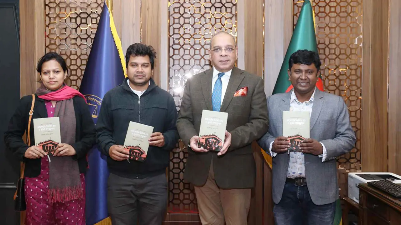 ঢাকা পোস্টের ডালিমের বইয়ের মোড়ক উন্মোচন করলেন প্রধান বিচারপতি